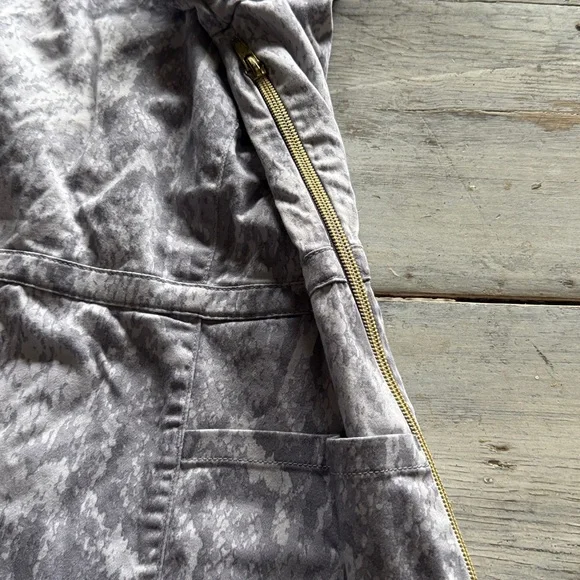 Jaanuu Gray Scrub Top and Pants Set animal print size small - Picture 4 of 4